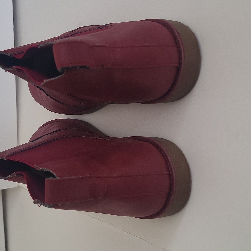 NWOT Lands' End Kids Leather Chelsea Ankle Boots in Cranberry, Size 7 - Picture 3 of 9